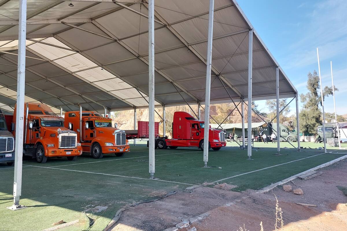 Instalan carpas en Nogales para atender a deportados