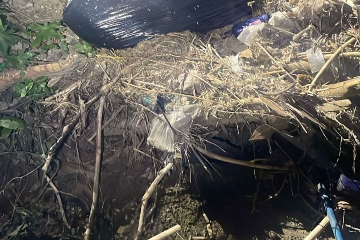 Localizan restos humanos embolsados en arroyo