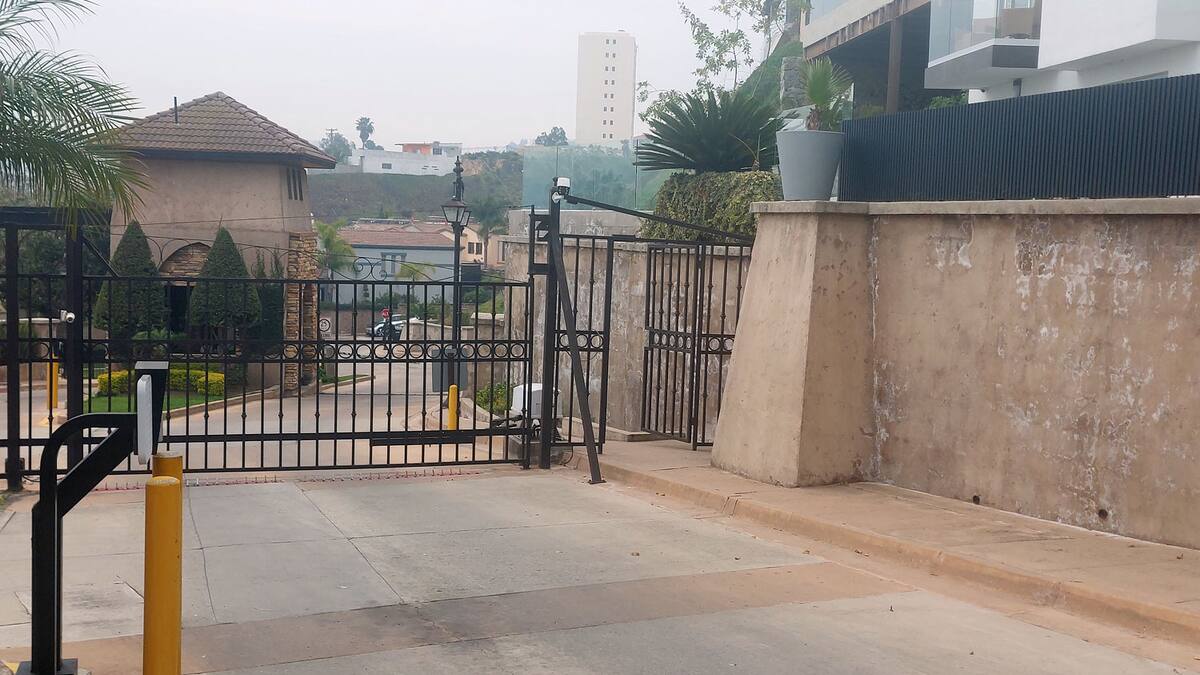 Los hombres armados ingresaron al lugar rompiendo un portón eléctrico. Foto: Cortesía