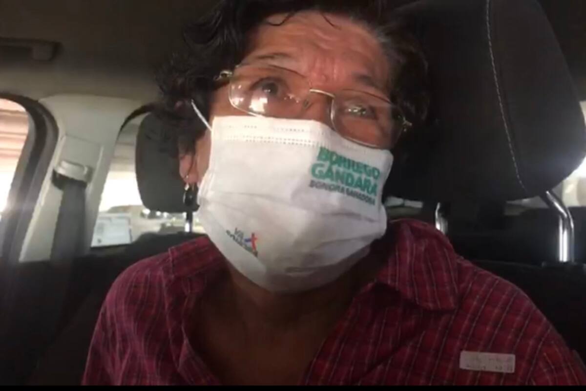 Gloria Elena se vacuna para honrar memoria de su esposo