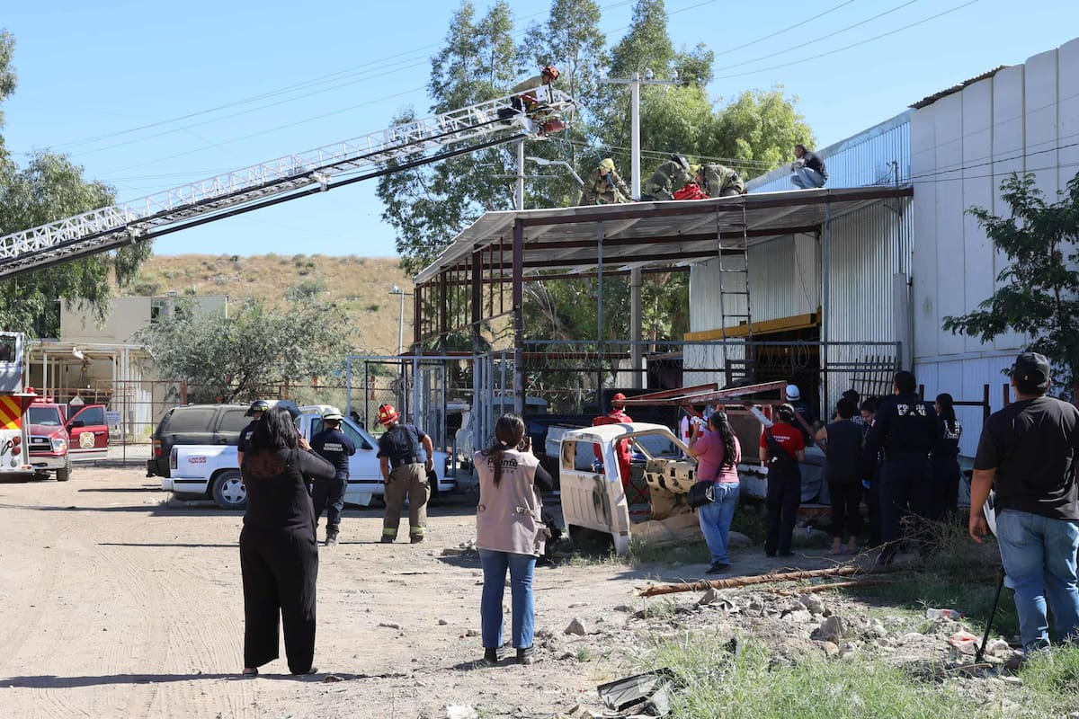 Bomberos rescatan a hombre tras sufrir una descarga eléctrica.