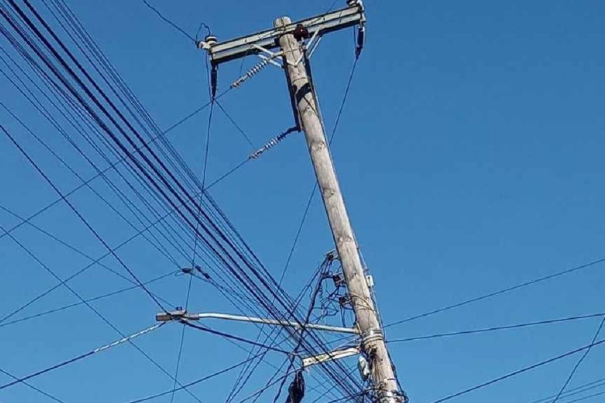 Poste de CFE presenta riesgo de caída y afectación a viviendas