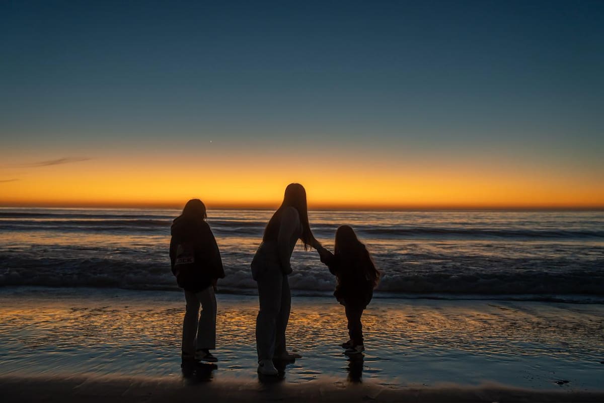 La temperatura alcanzó los 30 grados centígrados este sábado, lo que motivó a decenas de familias a despedir el mes frente al mar en una tarde teñida de tonos anaranjados y dorados. Foto: Border Zoom