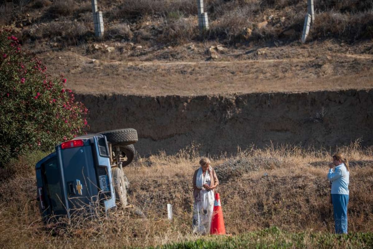 Un accidente entre un tractocamión y al menos dos vehículos particulares dejó una persona fallecida la mañana de este miércoles sobre la carretera Escénica Rosarito-Ensenada. Foto: Border Zoom