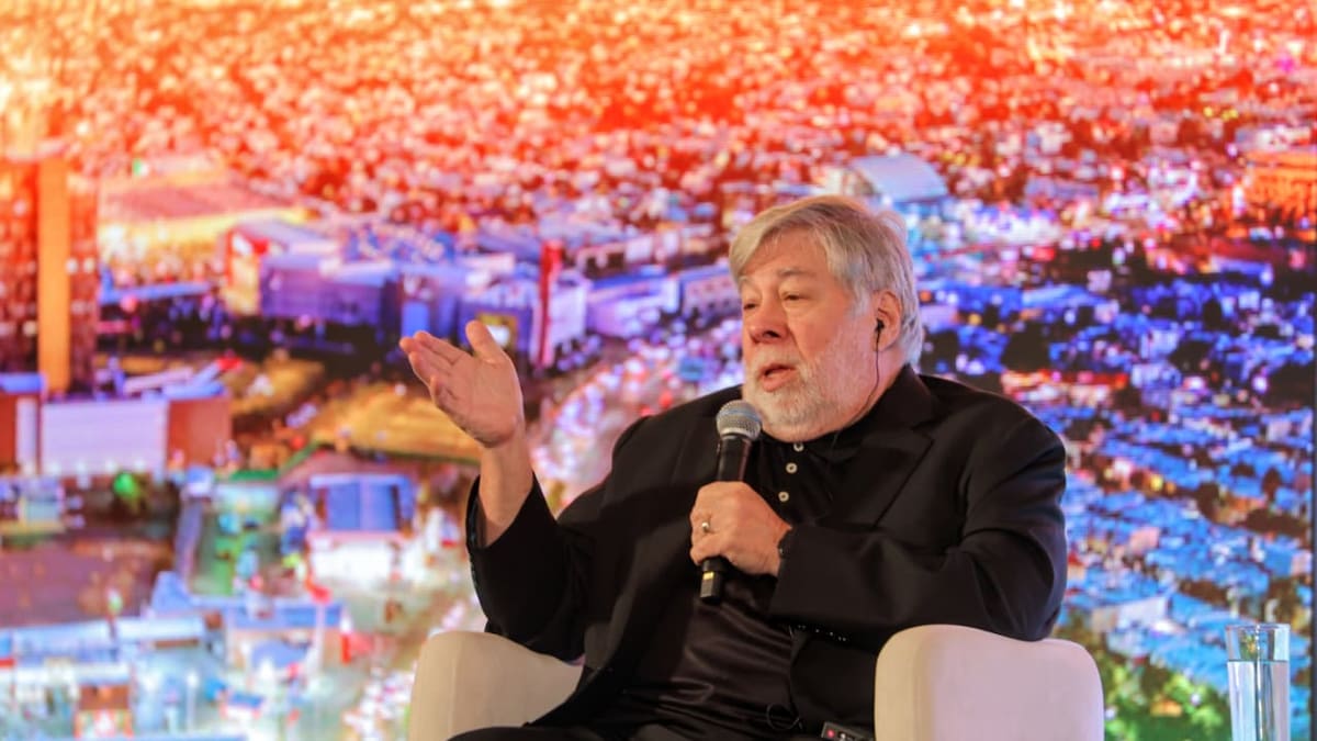 Steve Wozniak comparte su visión sobre inteligencia artificial y vehículos eléctricos en el Foro Mundial de Energía Solar en Hermosillo