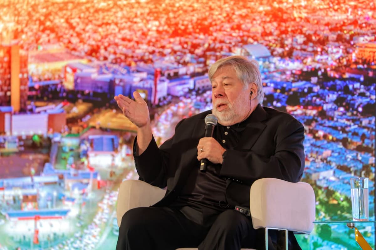 Steve Wozniak comparte su visión sobre inteligencia artificial y vehículos eléctricos en el Foro Mundial de Energía Solar en Hermosillo