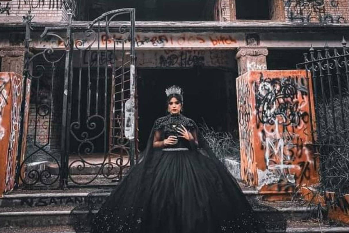 Quinceañera festeja con vestido negro y en casa de "narcosatánicos" en Tamaulipas