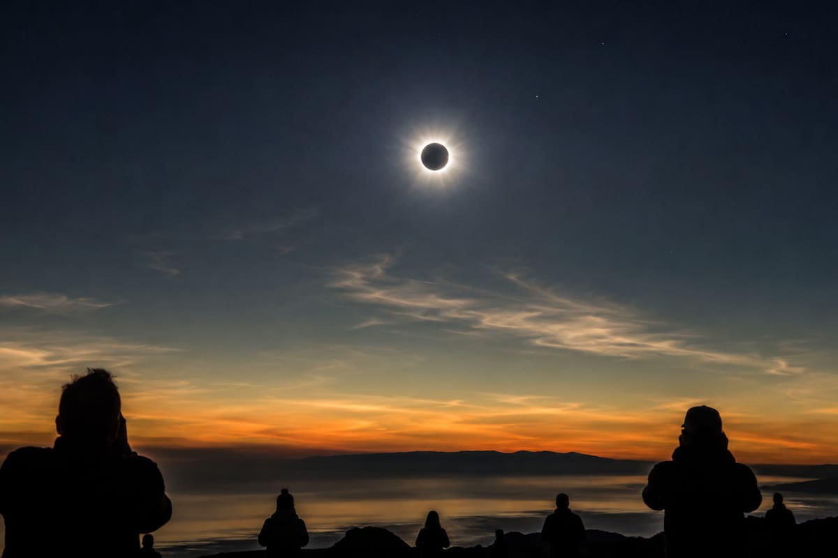 Se aproxima un eclipse solar total que oscurecerá el cielo durante más de dos minutos, ¿podrá observarse desde México?