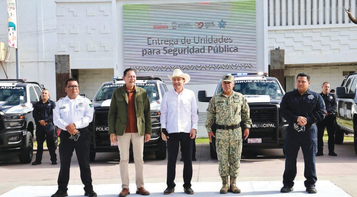 El gobernador Alfonso Durazo entregó ayer catorce patrullas a San
Luis Río Colorado. FOTO: ESPECIAL