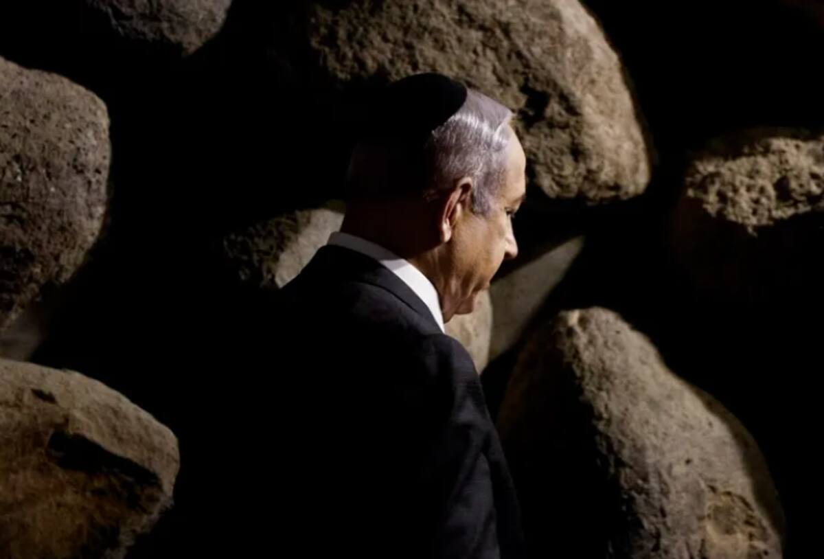 Benjamin Netanyahu asiste a una ceremonia en conmemoración del día nacional de recuerdo del Holocausto de Israel. / EFE-AMIR COHEN POOL