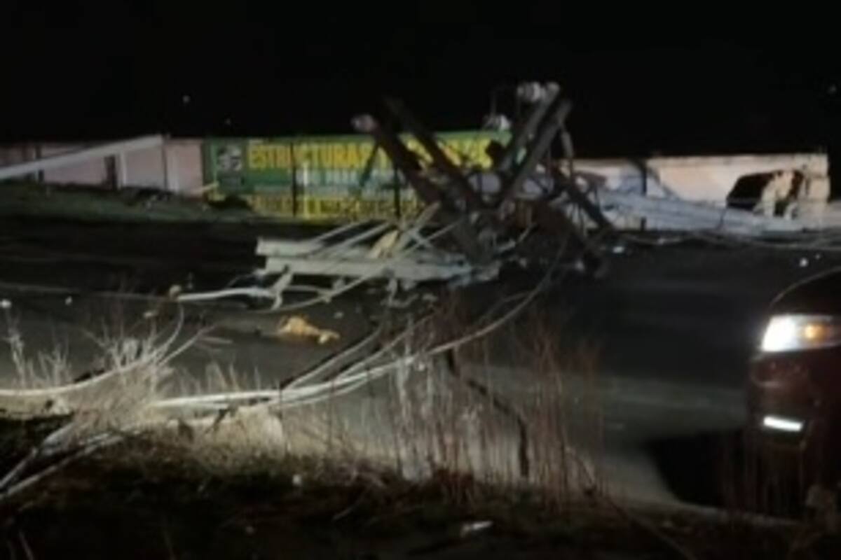 Atienden reporte de al menos 5 postes de luz caídos