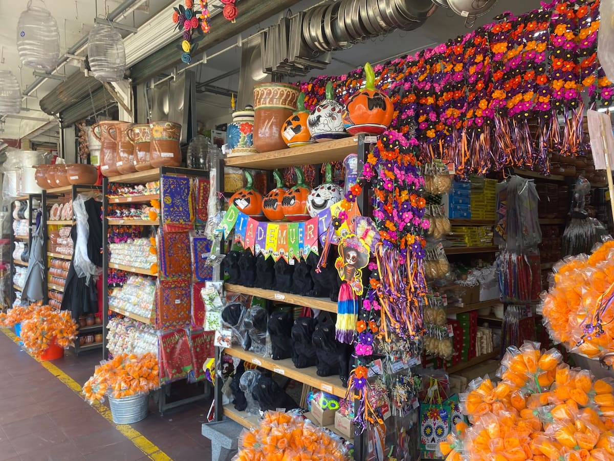 Comerciantes de Tijuana prevén vender más dulces, chocolates, máscaras y decoraciones durante la última semana de octubre. Foto: Emmanuel Castañeda