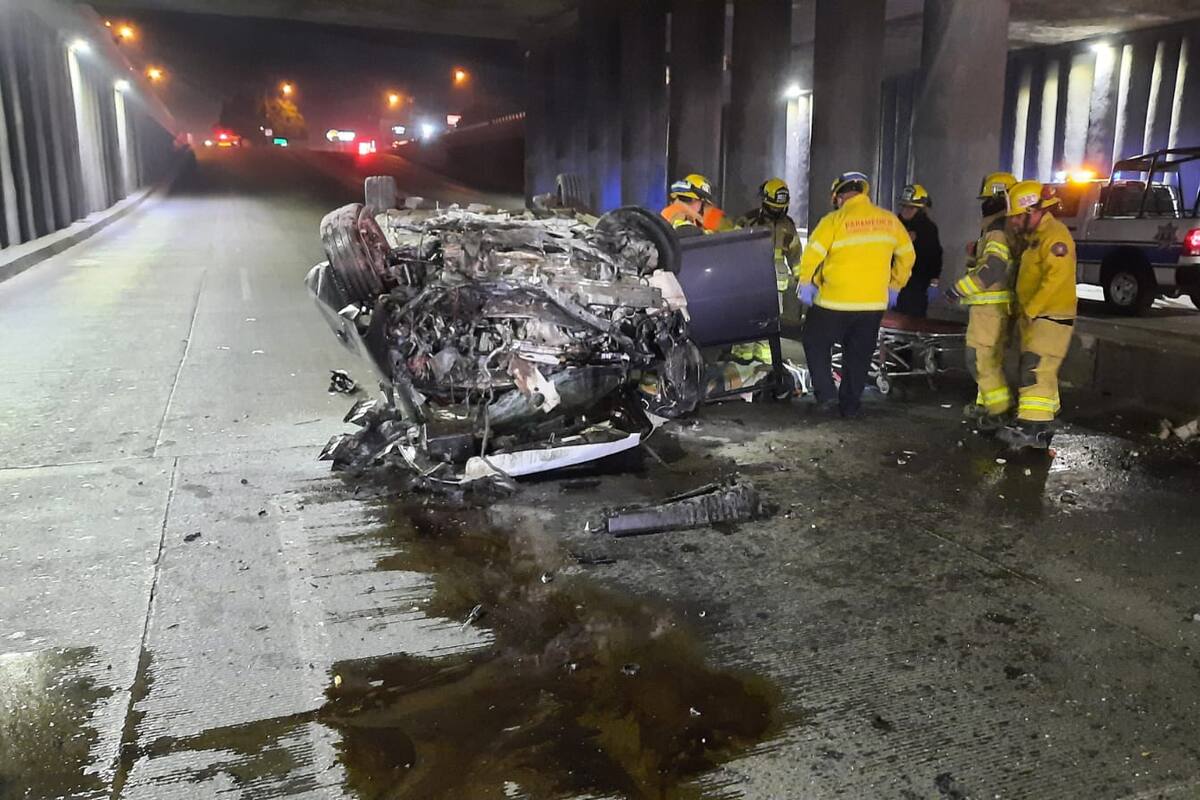 Cae a desnivel de Lázaro Cárdenas en su auto