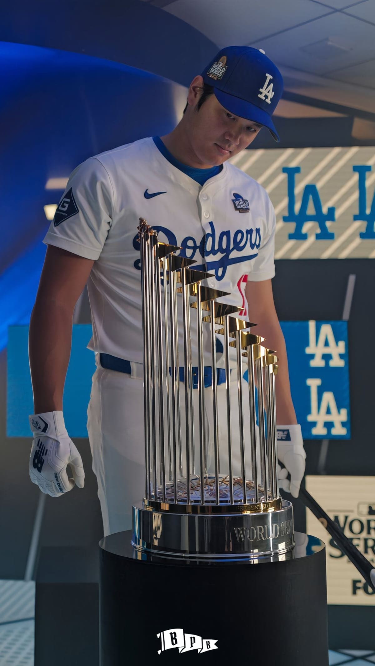 Shohei Ohtani contempla con serenidad el trofeo de la Serie Mundial antes del Juego 1. (Foto: Base por bola)
