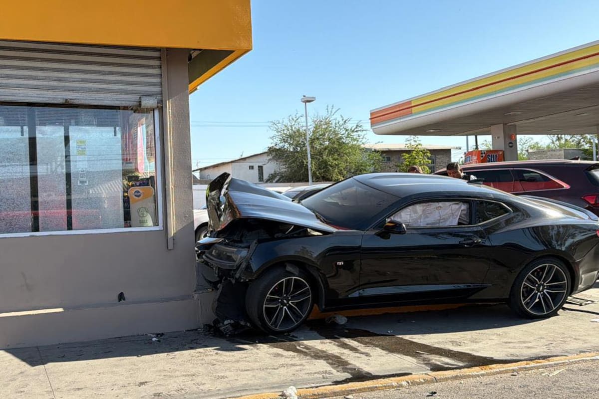 Conductora pierde el control de su carro y choca contra tienda de conveniencia