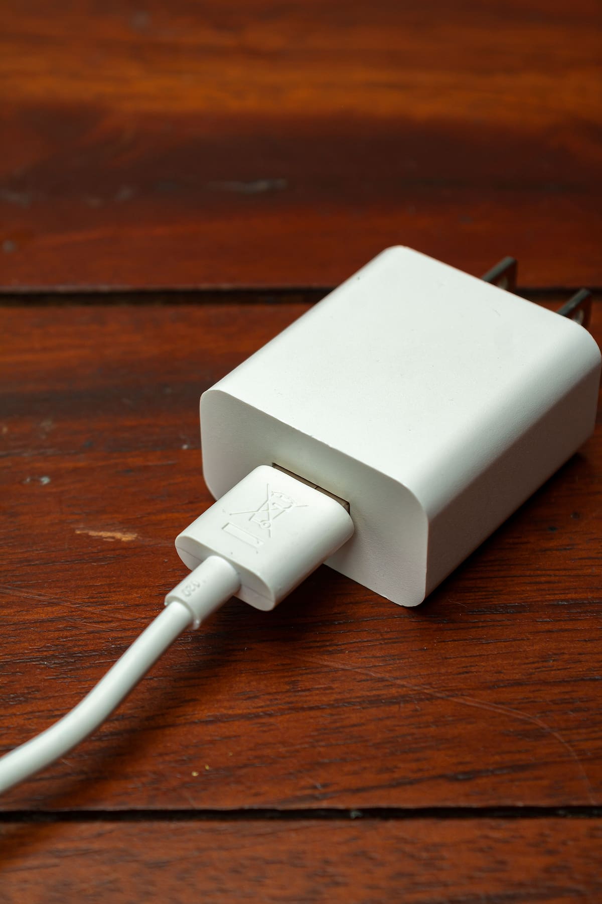 Especialistas señalan que dejarlo conectado de forma permanente puede acortar su vida útil, aumentar el riesgo ante sobretensiones y generar un consumo eléctrico innecesario, aunque sea mínimo. Foto: Pexels