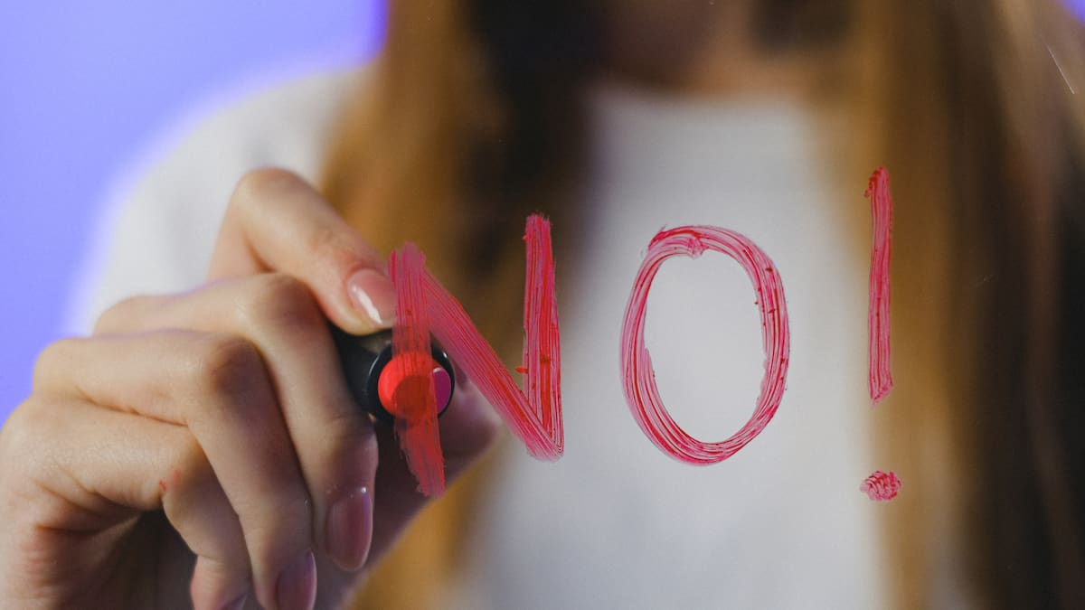 La complicación para rechazar propuestas o compromisos está ligada al temor a decepcionar a otras personas, parecer egoísta o no estar a la altura de las expectativas ajenas. |Foto: Canva