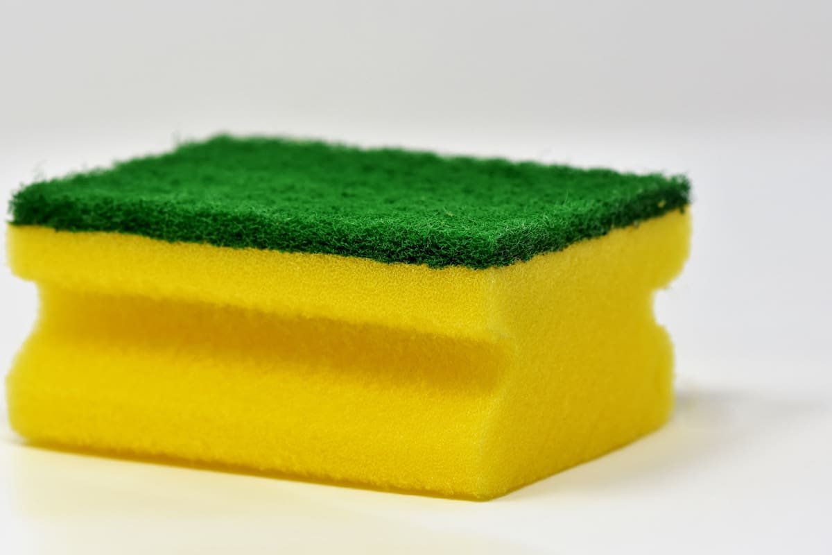 ¿Es seguro usar la misma esponja para lavar todo en la cocina?