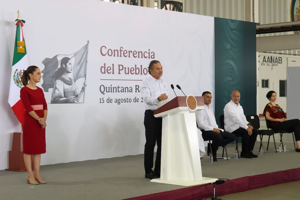 Octavio Romero Oropeza, extitular de PEMEX, habla durante la 'Conferencia del Pueblo' de la presidenta Claudia Sheinbaum. | Crédito: Presidencia