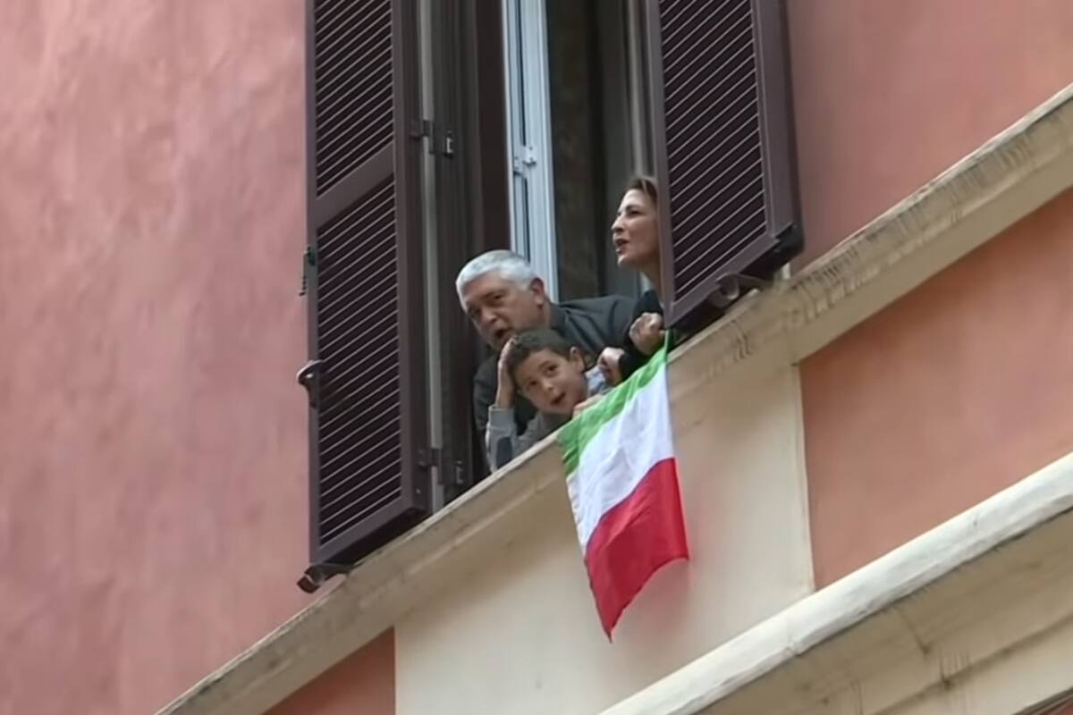 Conmueven videos de italianos en cuarentena cantando desde sus balcones