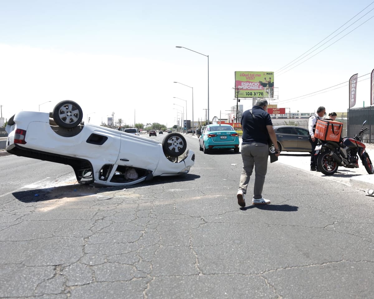 Un auto volcó en un particular accidente con una moto, sobre el bulevar Manuel Gómez Morín, al oriente de Mexicali. No hubo personas lesionadas de gravedad.│Foto: Javier Gallegos.