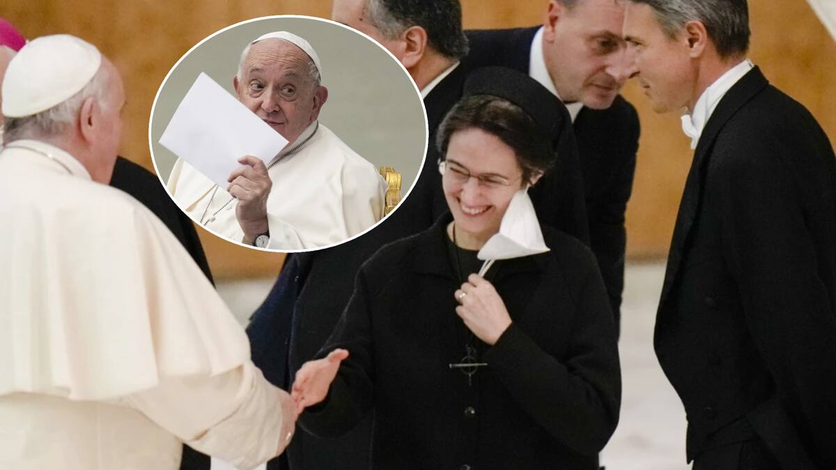 El Papa Francisco saluda a Raffaela Petrini, a quien designó como la nueva gobernadora de El Vaticano. | AP