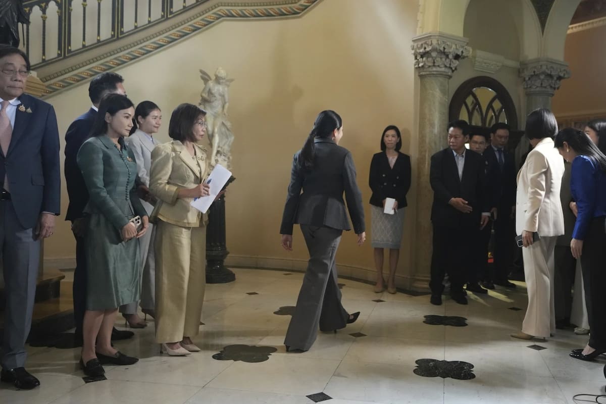 La primera ministra tailandesa Paetongtarn Shinawatra sale de una conferencia de prensa tras su destitución en Bangkok, Tailandia, el viernes 29 de agosto del 2025. | Crédito: AP/Sakchai Lalit