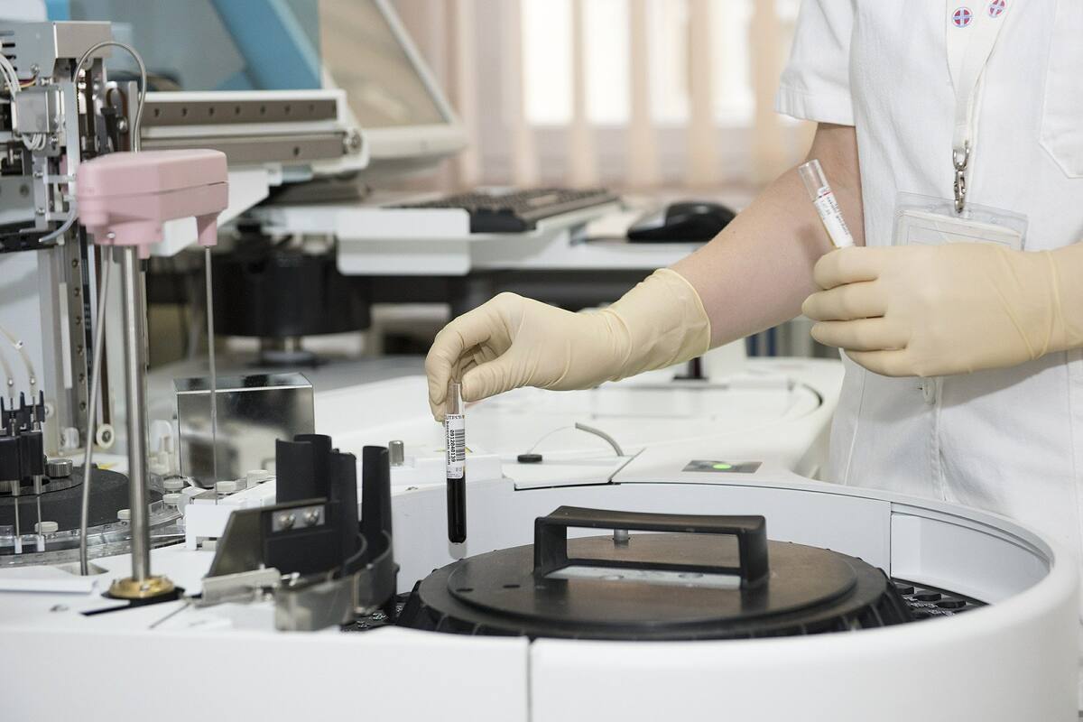 Prueba rápida para detectar COVID-19 desarrollada por la UNAM costará 300 pesos