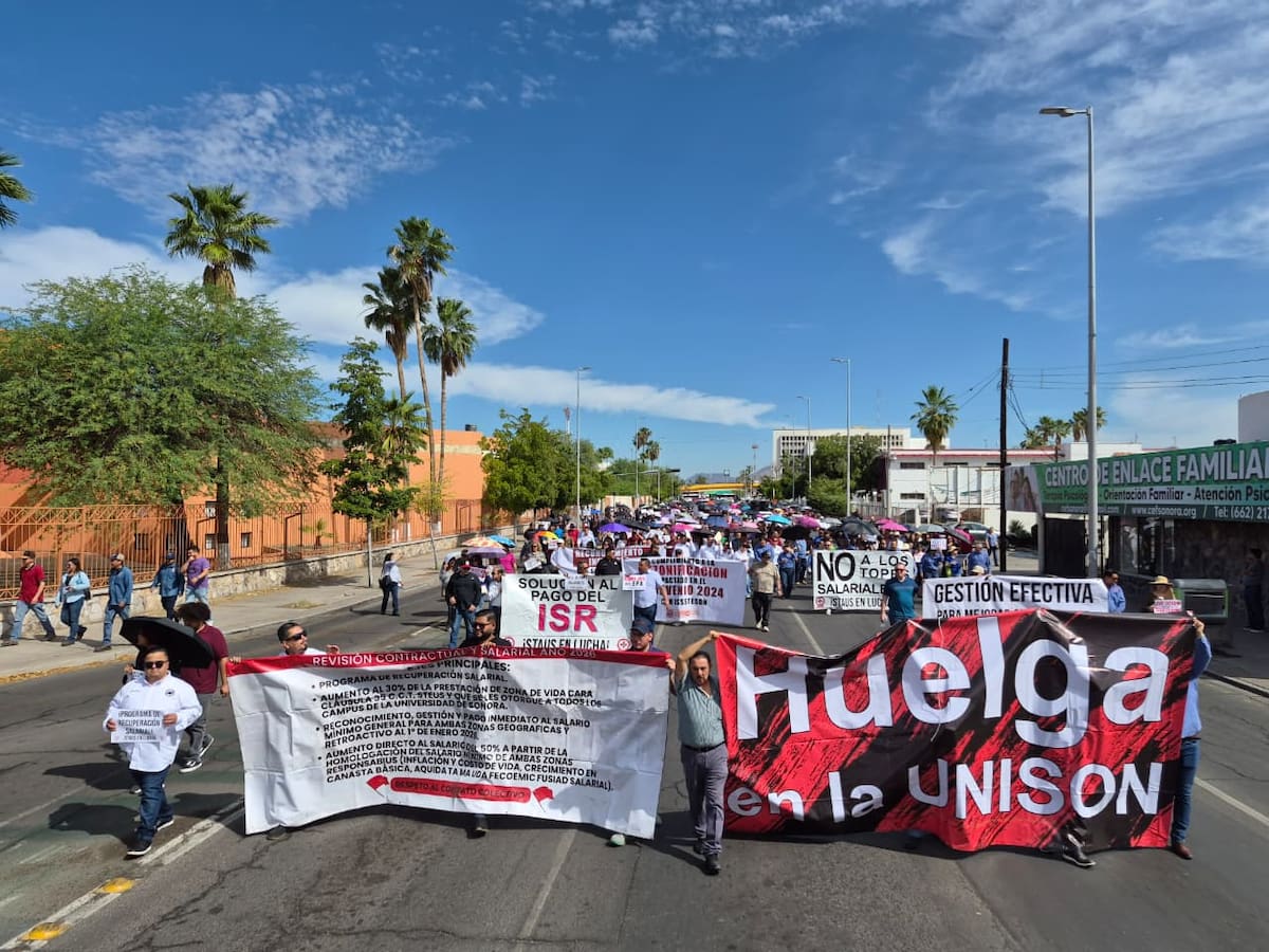 Integrantes del Staus y Steus de la Universidad de Sonora marcharon de rectoría al Palacio de Gobierno. | Foto: Misael Montaño