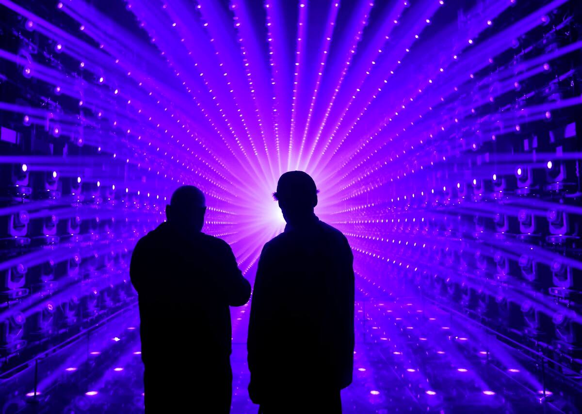 Miembros de los medios de comunicación observan una de las obras del colectivo de arte digital teamLab durante su presentación en Tokio, el 16 de enero de 2024. EFE/EPA/FRANCK ROBICHON