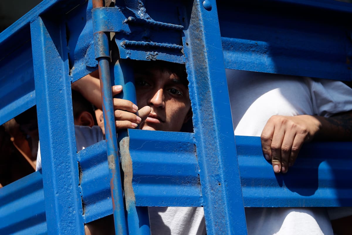 AME7812. SAN SALVADOR (EL SALVADOR), 31/03/2022.- Supuestos pandilleros detenidos durante el Estado de Excepción son trasladados a una cárcel hoy, en San Salvador (El Salvador). La entrada en vigencia de un paquete de reformas penales, aprobadas el miércoles por el Congreso y que incluyen la cárcel para menores, marcan la ruta que el Gobierno de Nayib Bukele decidió tomar contra las pandillas tras una crisis de asesinatos que se cobró la vida de más de 80 personas el fin de semana. El Salvador se encuentra bajo régimen de excepción desde el domingo y este quinto día de suspensión de garantías constitucionales es marcado por estas medidas y los traslados a penales de los detenidos, que suman unos 3.000. EFE/ Rodrigo Sura
