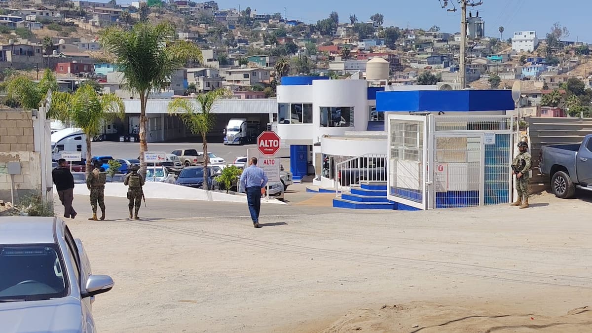 Elementos de la FGR, el Ejército y la Marina mantienen resguardadas las instalaciones de una empresa de transporte; hasta el momento no se ha informado el motivo oficial del operativo.
Foto: Cortesía.