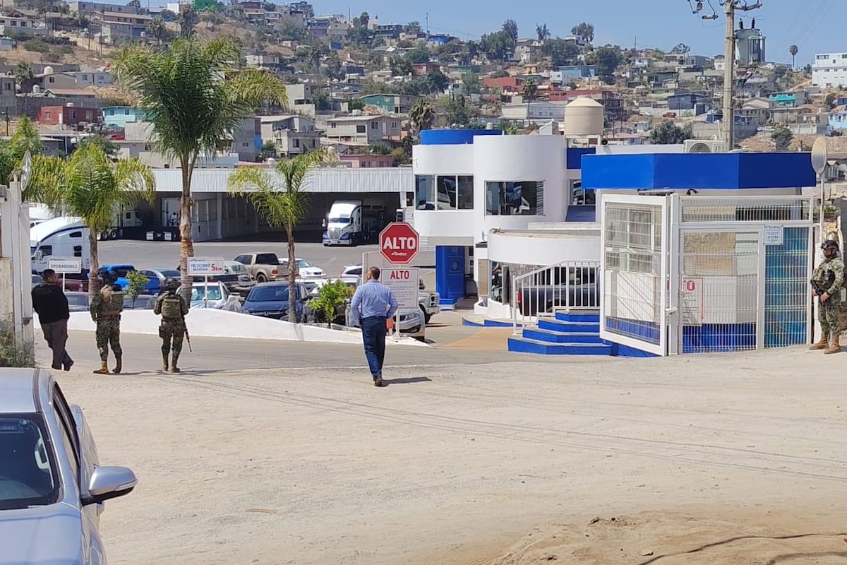 FGR despliega operativo en empresa de transporte en la salida a Ojos Negros