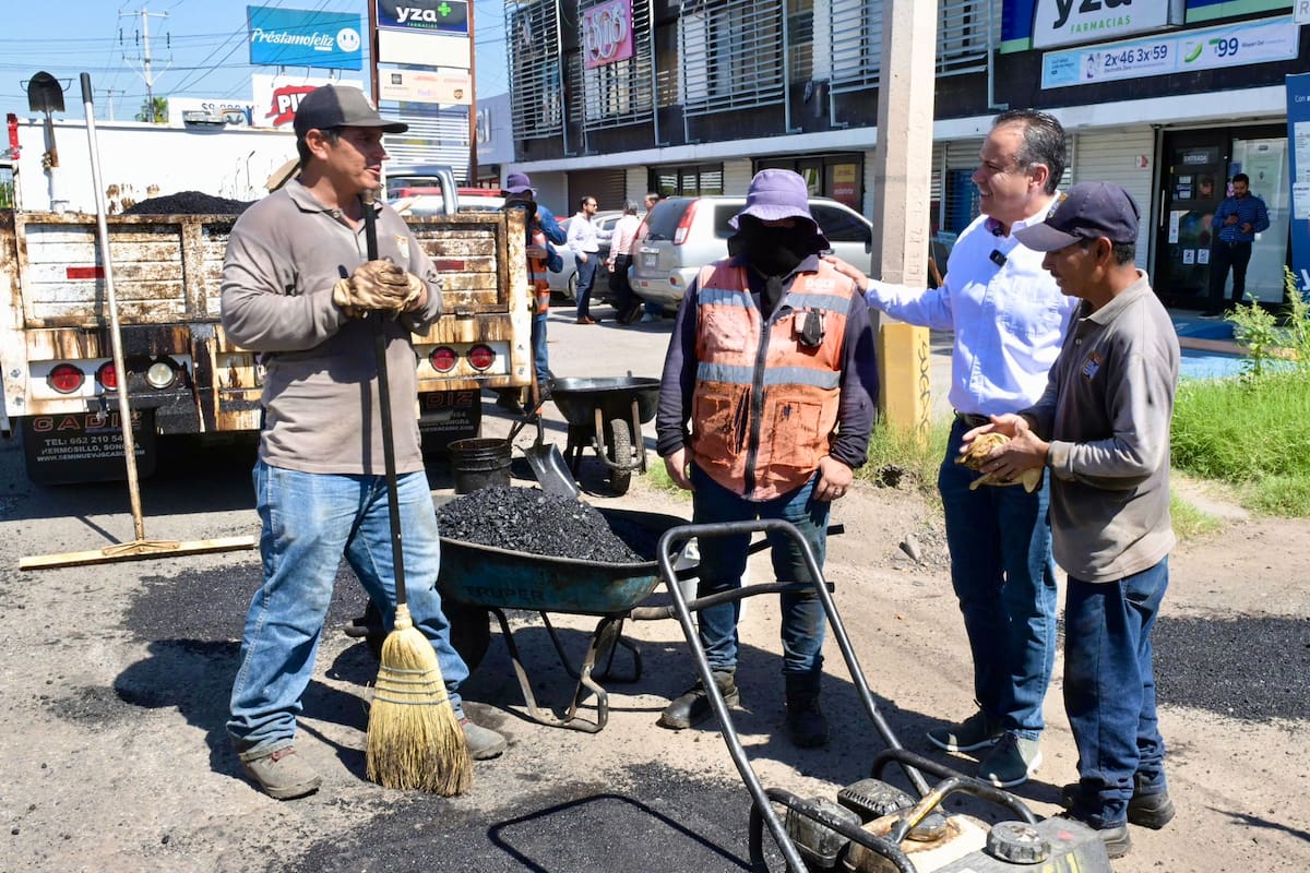 Hermosillo refuerza el bacheo con 17 cuadrillas que trabajan día y noche en calles principales y colonias, con mantenimiento en la calle Reforma
