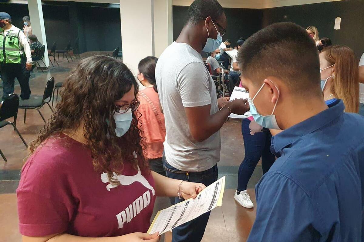 Acude a vacunarse y decide apoyar en la jornada de vacunación en Hermosillo