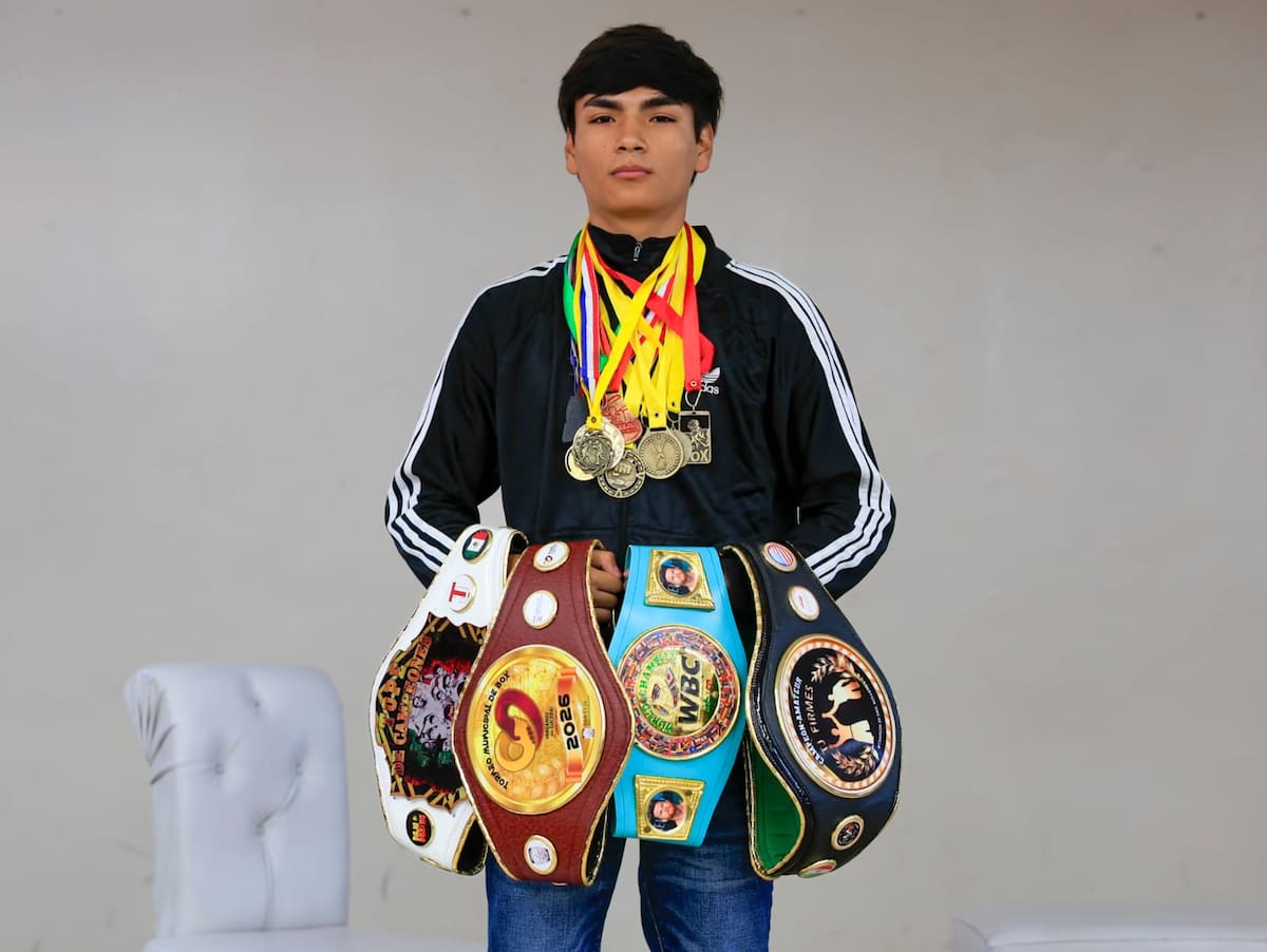Adrián Ceja recibió un reconocimiento por su destacada trayectoria en boxeo y los múltiples premios obtenidos en esa disciplina. │Foto: Juan J. Morales