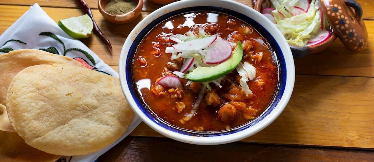 En el puesto número 75 se encuentra el Pozole, uno de los platillos más tradicionales de México l Foto: Taste Atlas