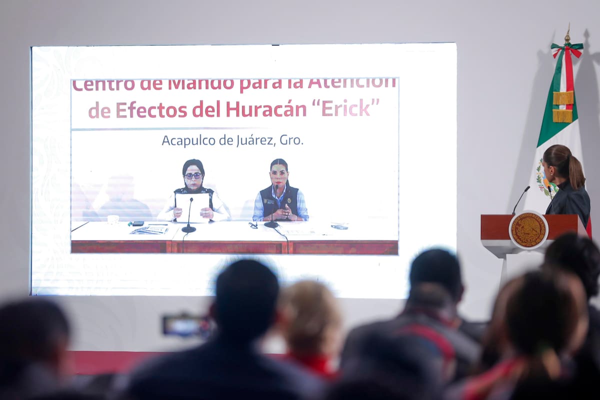 La gobernadora de Guerrero, Evelyn Salgado (pantalla-i), y la Coordinadora de Protección Civil, Laura Velázquez Alzúa (pantalla-c), participan durante de manera virtual en una rueda de prensa de la presidenta de México, Claudia Sheinbaum (d), este jueves en Palacio Nacional en la Ciudad en México (México). | Crédito: EFE/ Isaac Esquivel