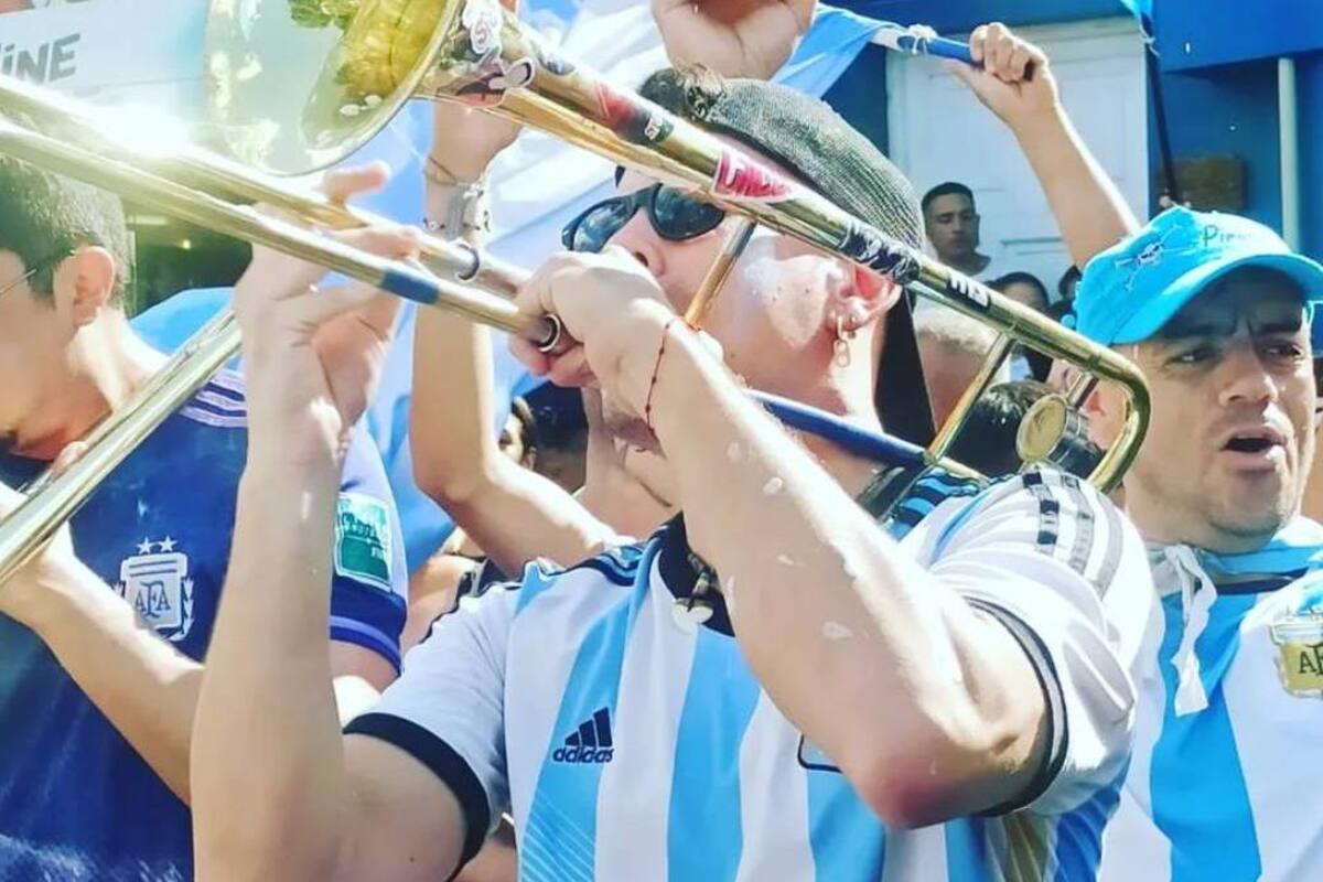 Músico de Los Caligaris se burla de México; minutos después fue despedido de la banda