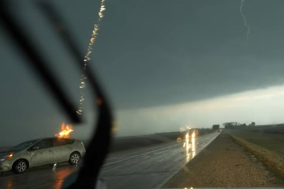 Capta momento en que el auto de su amigo es alcanzado por un rayo