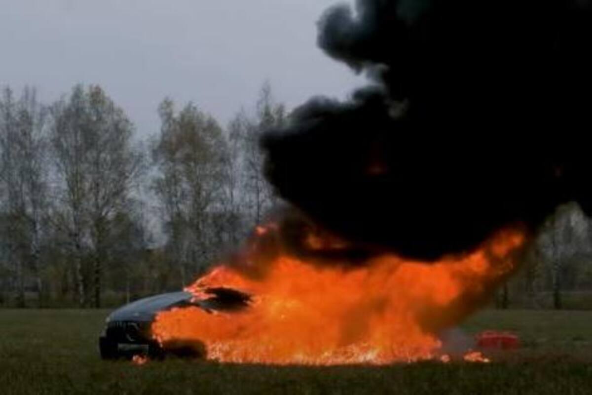 YouTuber de Rusia se hace viral por incendiar su Mercedes-Benz