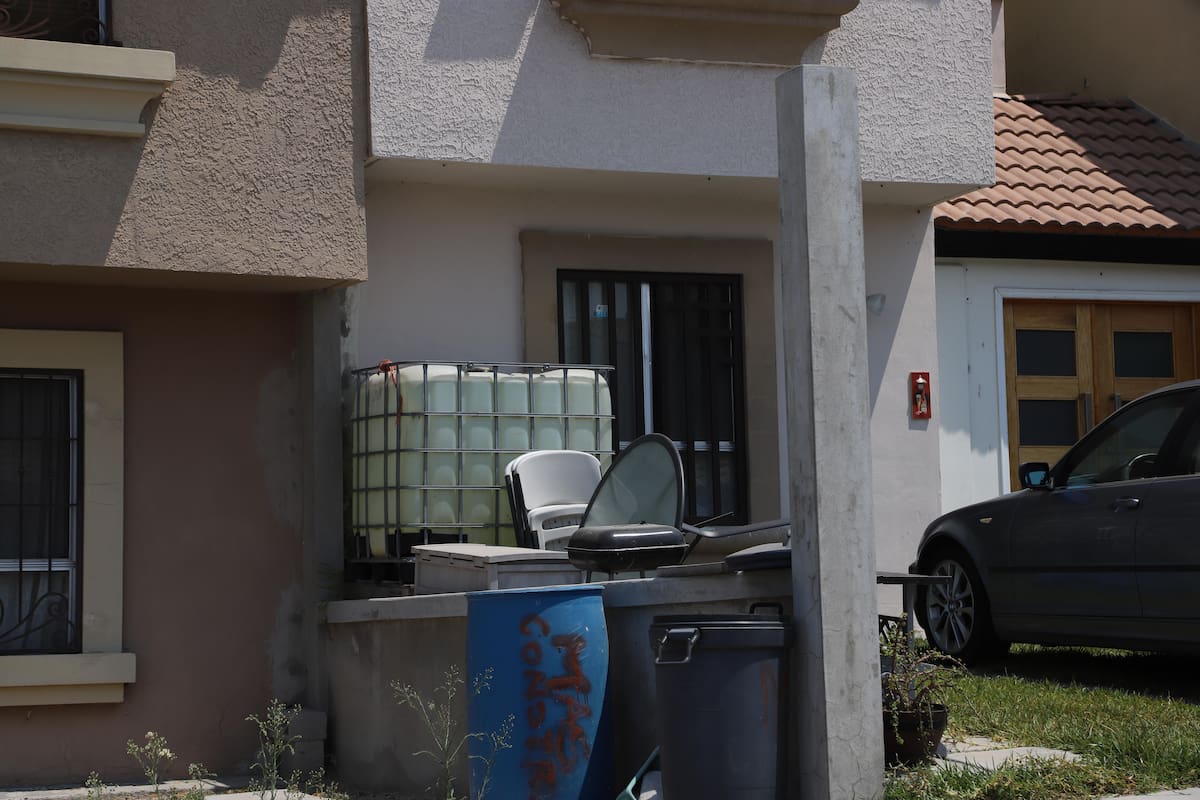 Vecinos se quejan de la constante la falta de agua en el fraccionamiento Urbi Quinta Versalles, en algunas viviendas han optado por el uso de tinacos por la falta del vital líquido.