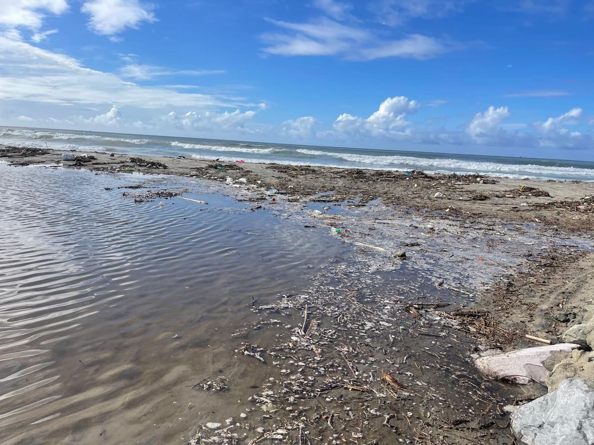 Toneladas de desechos llegaron al mar por corrientes del arroyo Huahuatay y fueron retiradas por personal de Zofemat. Foto: Carmen Gutierrez