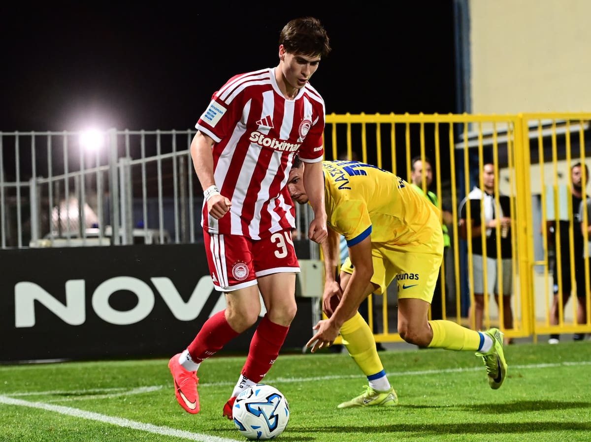 Armando González durante su debut con el Olympiacos ante el Ateras Tripoli. (Foto: Archivo GH)