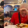 “Era su cumpleaños y había perdido a su esposa”: Comensales se organizaron al ver a un adulto mayor cenando solo en un restaurante