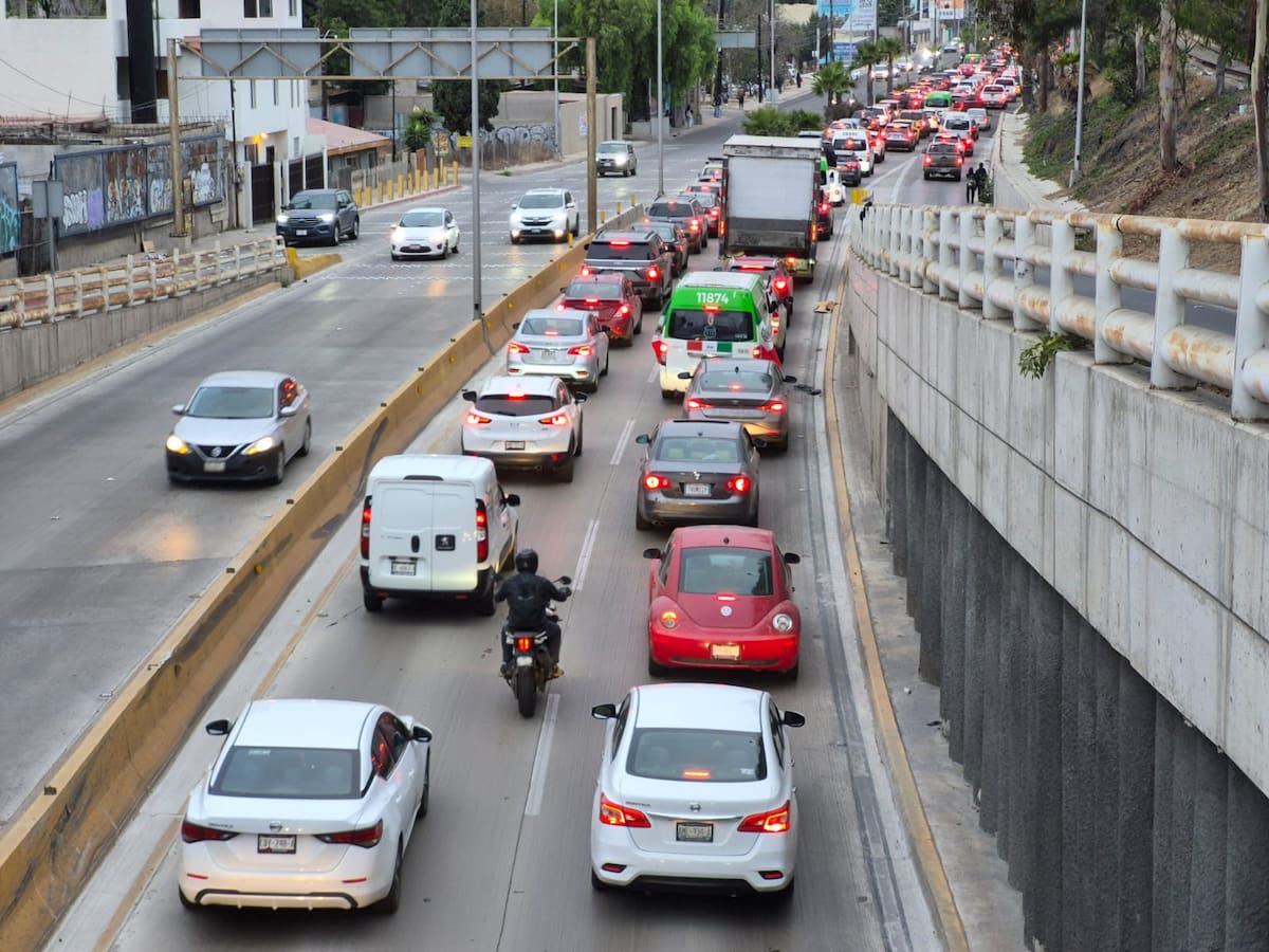 Largas filas hacia la garita de San Ysidro complican el tráfico en Zona Río de Tijuana. Foto: Sergio Ortiz