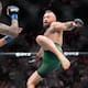 Max Holloway derrota a Conor McGregor después de que el irlandés sufriera una lesión en la pierna apenas iniciado su esperado regreso a la UFC tras cinco años de ausencia