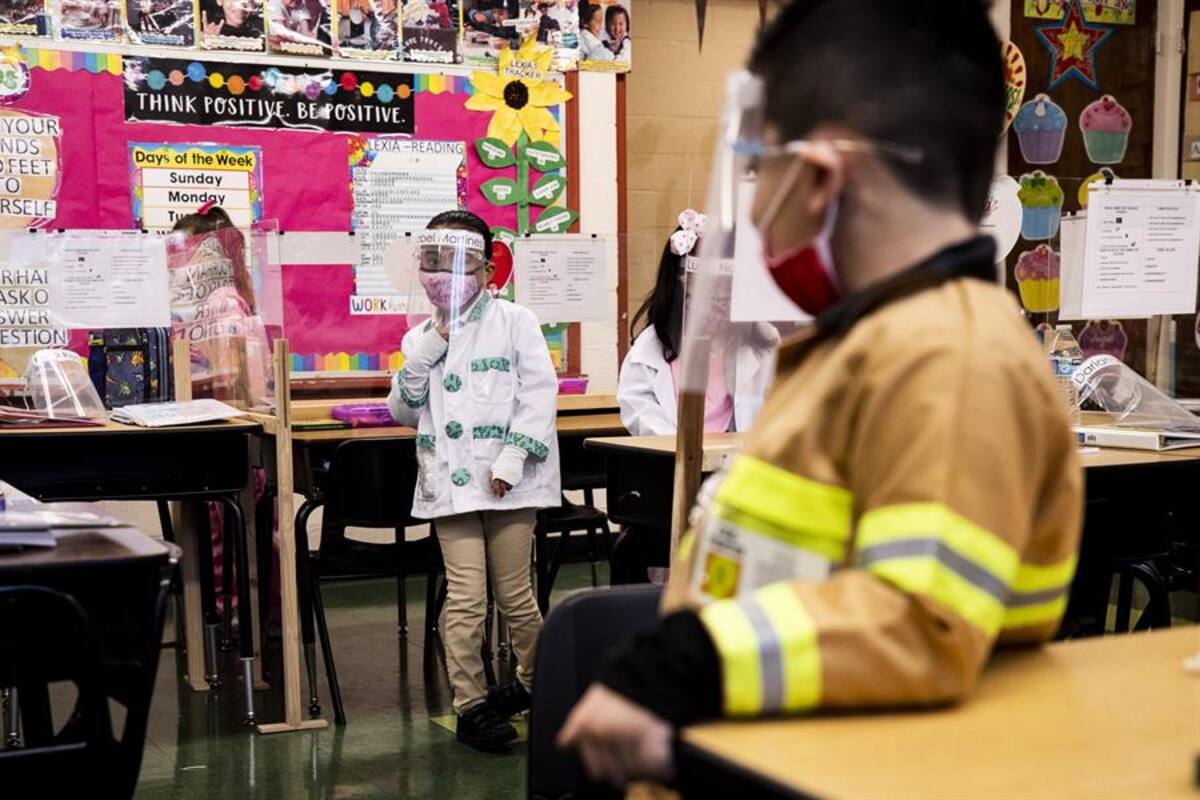 Relajan distanciamiento social en las aulas de las escuelas de EU