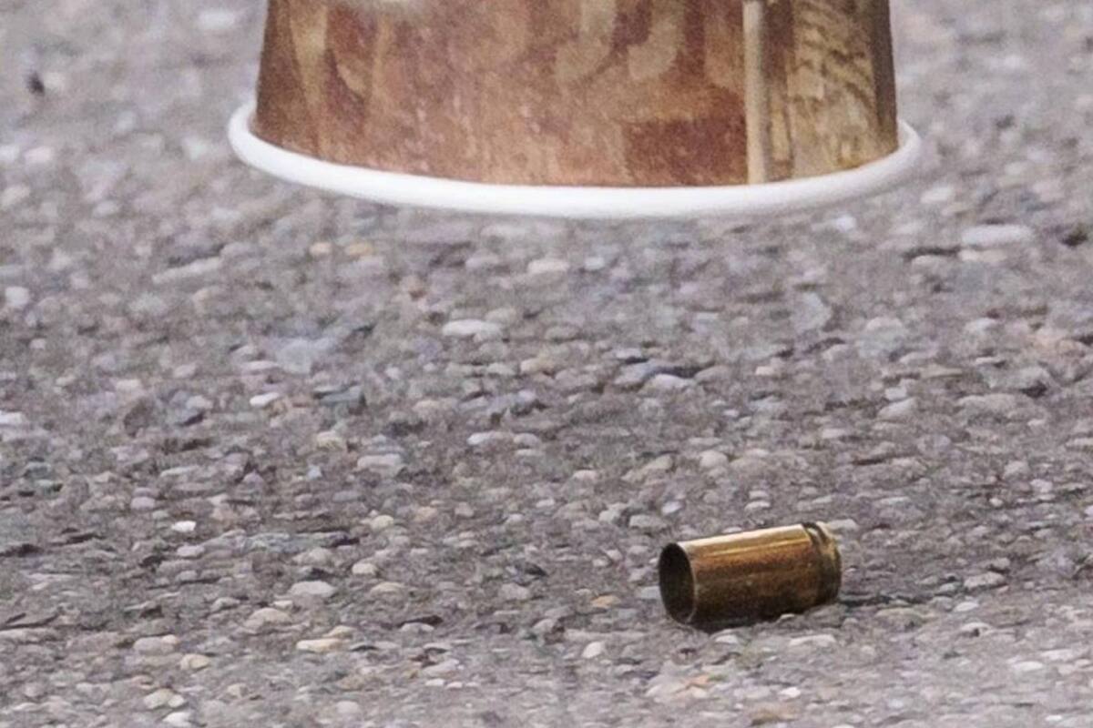 EU: Madre guardaba un arma en el vehículo y su hijo de 8 años la encuentra, se dispara accidentalmente y fallece