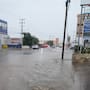 Lluvias en Hermosillo dejan cierres viales, apagones y un auto fuera de carretera